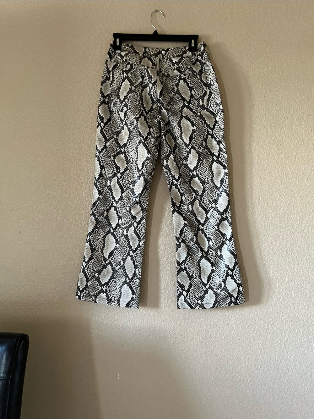 Choosy Pants Black and White faux Snakeskin Women’s Pants Size 4. NWT